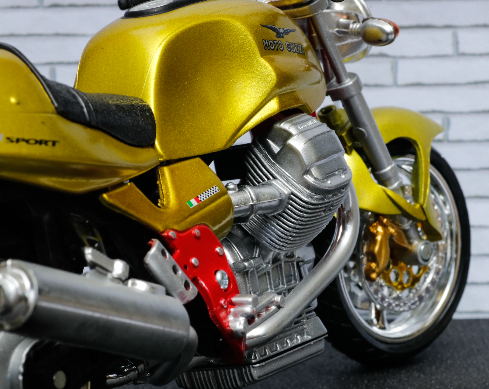 New Ray 1-12 Moto Guzzi V11 Sport